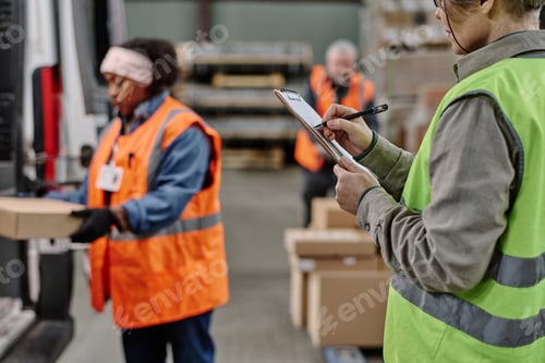 Preview: Manager filling the invoice during loading
