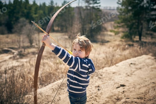 Visualização: Menino de 6 anos atira um arco ao ar livre