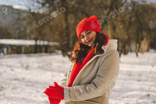 Preview: A beautiful woman in winter clothes is enjoying the winter.