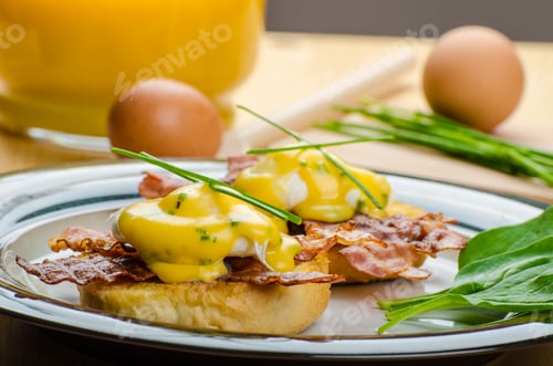 Preview: Eggs bvenedict with chives