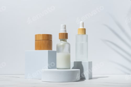 Visualização: Fundo moderno com frascos de cosméticos naturais para a pele. Apresentação do produto. Beleza e cuidados com o corpo
