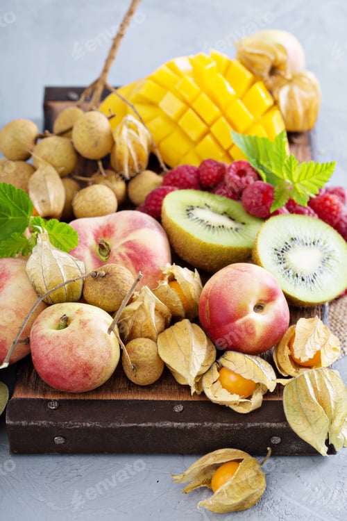 Preview: Fresh and ripe tropical fruit board