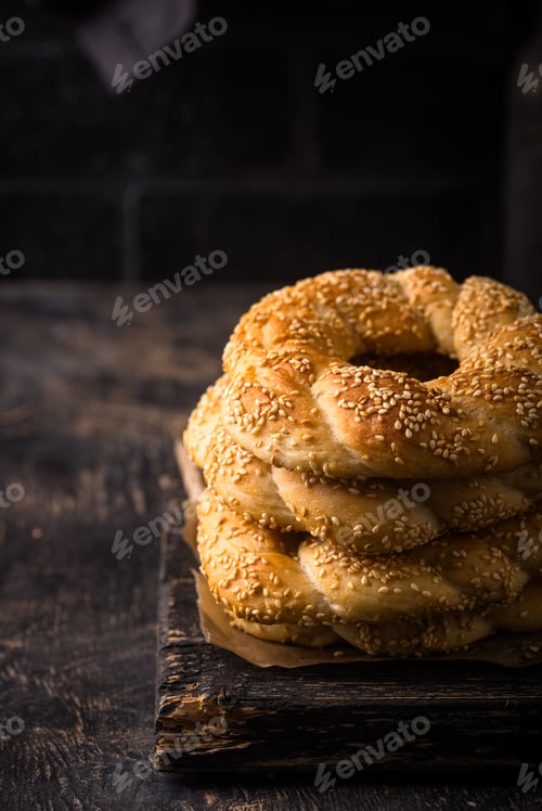 Preview: Traditional Turkish bagel simit with sesame