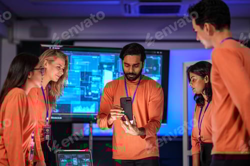 Vista previa: un equipo diverso de analistas de inteligencia colabora en una misión crítica