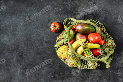 Preview: Fresh vegetables and fruits in a green string bag
