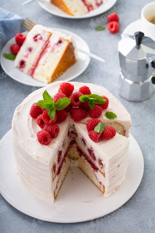 Vista previa: Respberry cake with light mascarpone frosting and fresh berries