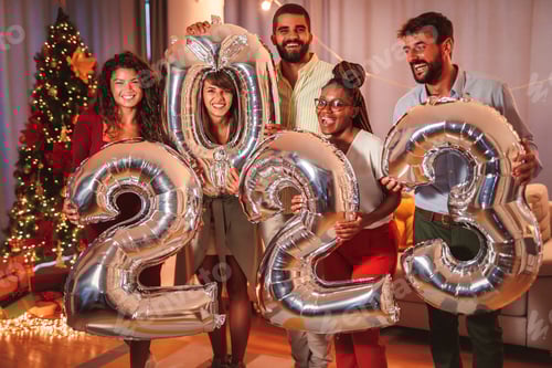 Visualização: Amigos segurando balões em forma de números 2023 representando o próximo Ano Novo