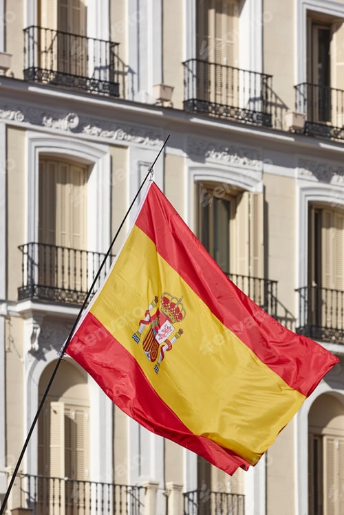 Vista previa: Bandera española en el centro de Madrid. Edificios clásicos. Patriotismo