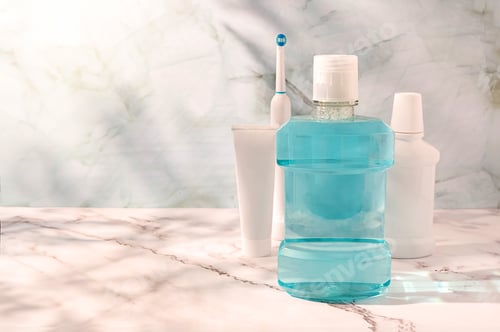 Preview: Oral care kit: an electric toothbrush, a tube of toothpaste, dental floss and a bottle of mouthwash.