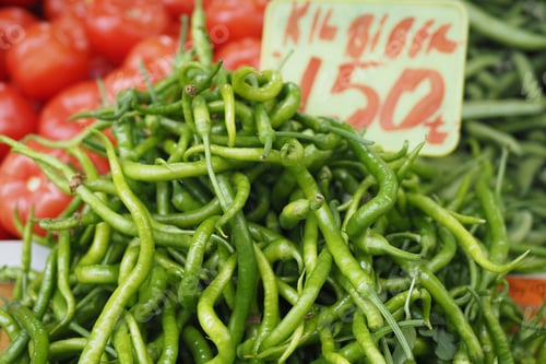 Preview: Fresh Green Chilies for Sale at Local Market Stall, Perfect for Cooks and Food Lovers