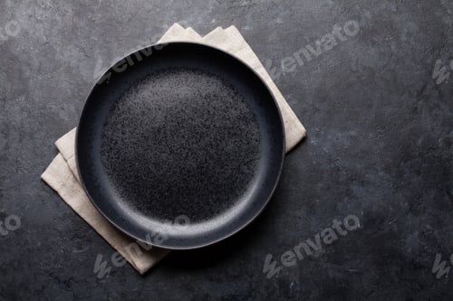 Preview: Empty plate over kitchen table