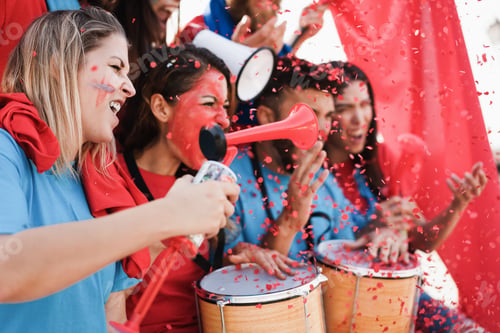Vista previa: Crazy sport fans playing drums and screaming while supporting their team