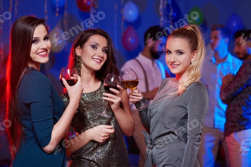 Preview: Picture of party women and men in the background