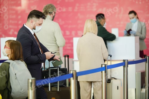 Preview: Travellers standing in queue