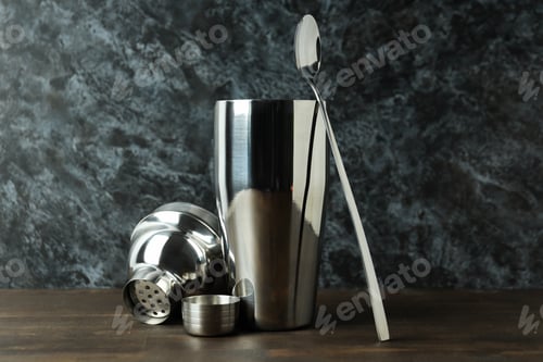 Preview: Metallic shiny shaker on a dark background