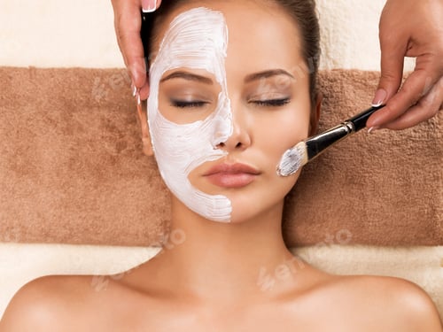 Preview: Woman having a facial cosmetic mask at spa salon.