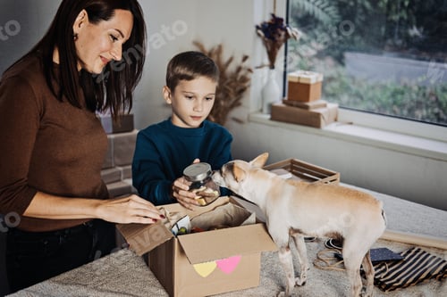 Visualização: Apoie empresas locais, pequenas empresas. Dona de loja de animais de estimação, mãe e filho colocando osso na assinatura de animais de estimação