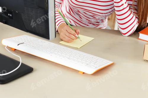 Preview: Lifestyle. Attractive girl at work