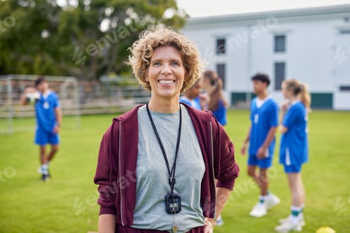 Visualização: Treinadora esportiva confiante sorri durante a aula