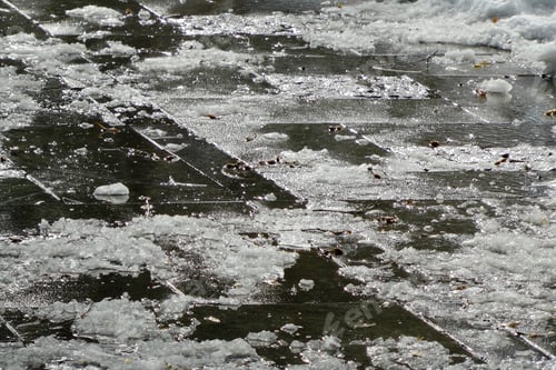 Preview: dangerous icing on the pavement