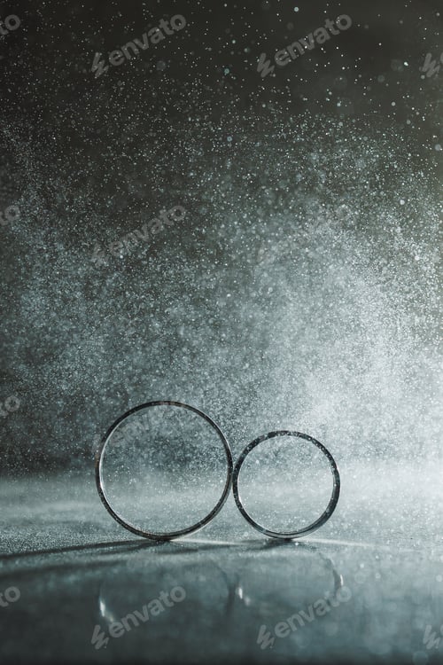 Preview: Elegant Wedding Rings Adorned with Sparkling Water Droplets That Catch the Light Beautifully