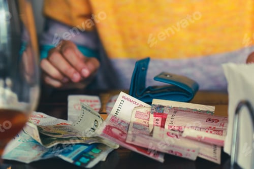Preview: Woman paying the bill at the restaurant