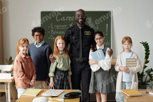 Visualização: Policial com grupo de crianças em idade escolar