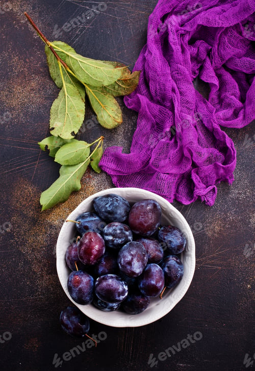 Preview: fresh plums