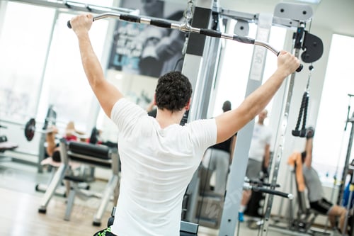 Preview: Young man training in the gym