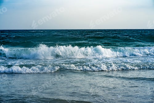 Preview: Scenic shot of the waves of the Gulf of Mexico hitting the beach