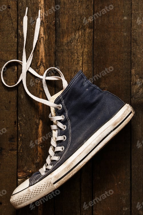 Preview: Gumshoe on wooden background