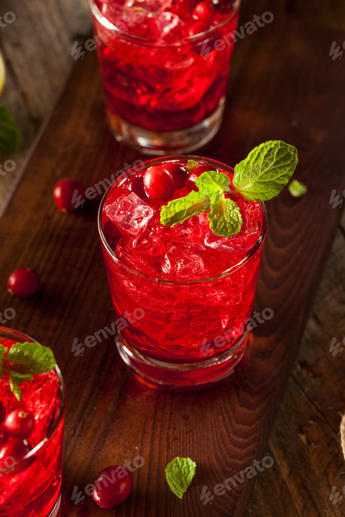 Preview: Homemade Boozy Cranberry Cocktail