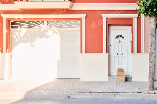 Aperçu: Facade of an orange-colored house with carton boxes on the door