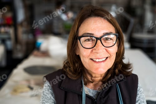 Preview: Portrait of female potter in workshop