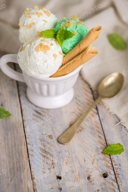 Preview: Vanilla and mint ice cream in cup