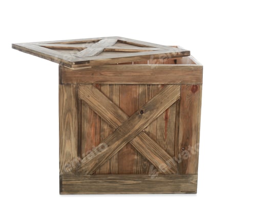 Vista previa: Antigua caja de madera abierta con tapa aislada en blanco