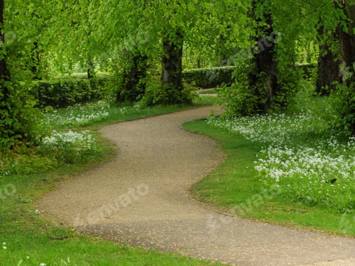 Preview: Picturesque landscape featuring lush greenery in an English park