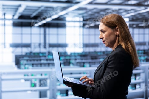 Preview: Expert resolving technical malfunctions affecting rackmounts using notebook
