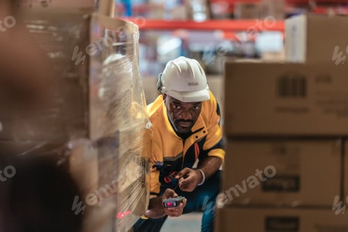 Preview: Warehouse staff count inventory for precise stock levels, timely orders, and efficient operation.