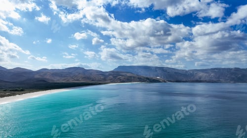 Vorschau: Atemberaubende Landschaft der Shoab-Bucht mit türkisfarbenem Wasser und dramatisch Bergen in Socotra