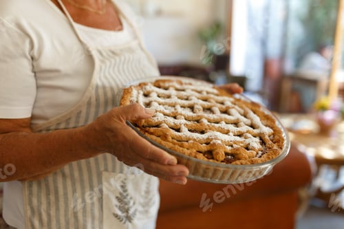 Vorschau: Frau hält selbstgemachten Dessertkuchen mit Gitterkruste