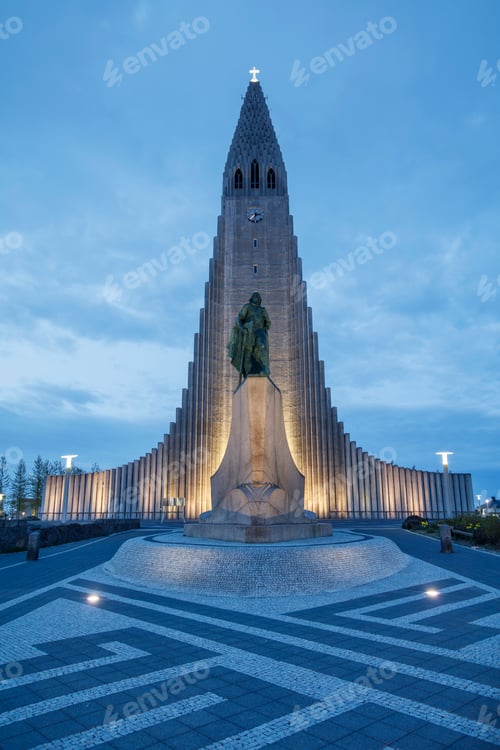 Preview: Hallgrimskirkja church and statue illuminated at night, Reykjavik, Iceland