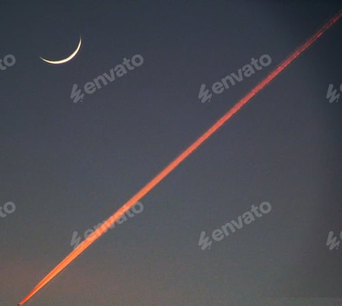 Preview: Beautiful Night Sky! Moon and Jet Streak!