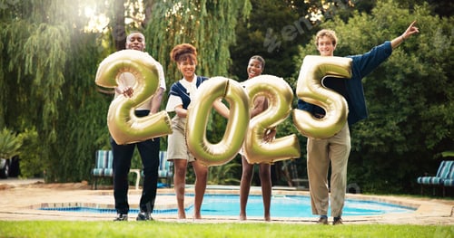 Visualização: Pessoas felizes, retrato ou ano novo com balões para festa festiva, comemoração ou evento à beira da piscina.
G