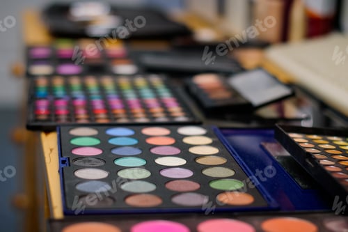 Preview: Multi Colored Eye Shadow in Close Up Palettes