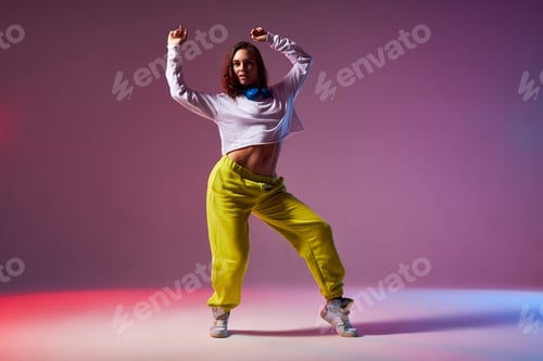 Visualização: Mulher sexy de hip-hop em calças amarelas