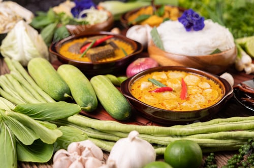 Preview: Rice noodles in a bowl of curry paste with chili, cucumber, long bean, lime, garlic and spring onion