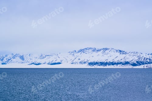 Vorschau: Schneebedeckte Berge und ruhiger See