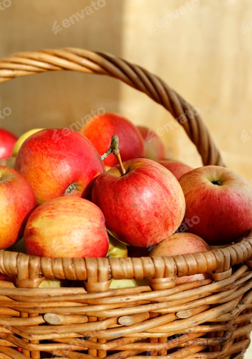 Preview: Bright tasty ripe apples in a basket