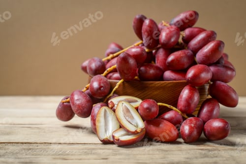 Preview: Fresh red date palms (Phoenix dactylifera) ready to eat.